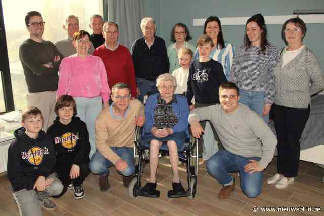 Jossette blaast 100 kaarsjes uit