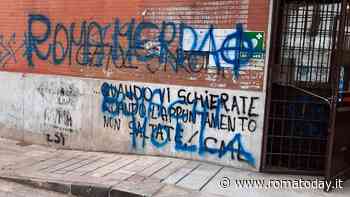 L'eredità del derby: svastiche e offese sui muri del liceo di Ponte Milvio