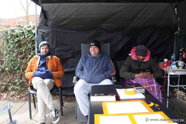 Ouders willen absoluut plekje voor kind en kamperen nu al aan schoolpoort: “Mijn vrouw zag hier een ouder zitten en zei me dat ik er mij bij moest zetten”