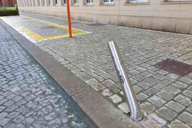 Vrachtwagenchauffeur (23) rijdt paaltje vlak voor politiecommissariaat omver en rijdt gewoon verder