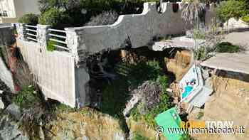 Frana falesia sulla costa: terrazzo di una villa crolla in spiaggia