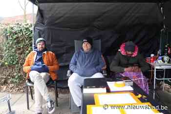 Deze ouders willen absoluut plekje voor kind en kamperen nu al aan schoolpoort: “Mijn vrouw zag hier iemand zitten en zei dat ik er mij bij moest zetten”
