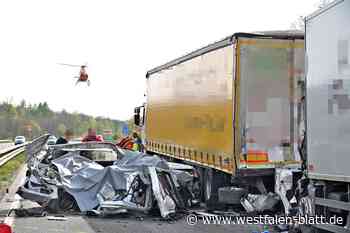 Lkw-Fahrer übersieht Stauende: Eine Tote und zwei Schwerverletzte auf A33