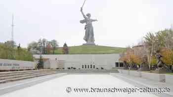 Russland: Influencerin „kitzelt“ Statue – Zehn Monate Haft