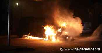 Buurtbewoners horen knal, niet veel later gaat auto in vlammen op