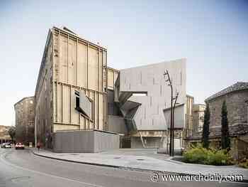 Entrance Façade of the Baroque Museum of Catalonia / David Closes