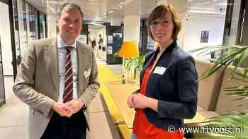 Boerin Karin loopt stage in Den Haag en ambtenaar komt koeien melken voor meer begrip