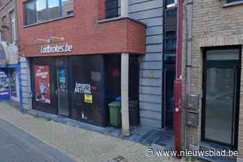 Heeft loketbediende geholpen bij overval op eigen gokkantoor? Politie identificeert twee verdachten