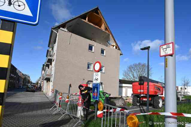 Marino helpt puin ruimen nadat windhoos gevel van huis zoon Jeffrey wegblies: “Gelukkig zijn er geen doden gevallen”