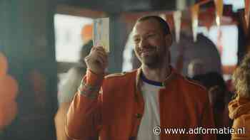 In de Koningsdagcommercial van de Staatsloterij staat vriendschap centraal, en een goudvis.