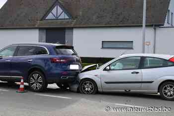 Twee gewonden bij ongeval met twee personenwagens
