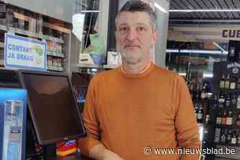 Elektronische betalingen kosten ook krantenwinkeluitbater Alain (58) liefst 6.000 euro per jaar: “Wij maken almaar minder winst”