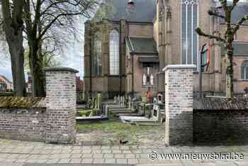 Beschermde kerkhofmuur is in ere hersteld