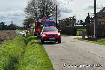 Bestuurster die in gracht reed komt goed weg