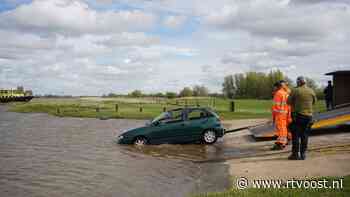Auto bij Wijhese veer boven water gehaald, bestuurder ongedeerd