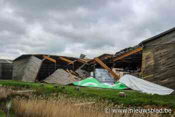 Dak loods houtbedrijf stort deels in door stormwind
