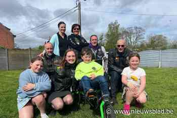 Motorrijders rijden voor de fiets van Tibe: “Het is belangrijk dat hij veel beweegt”