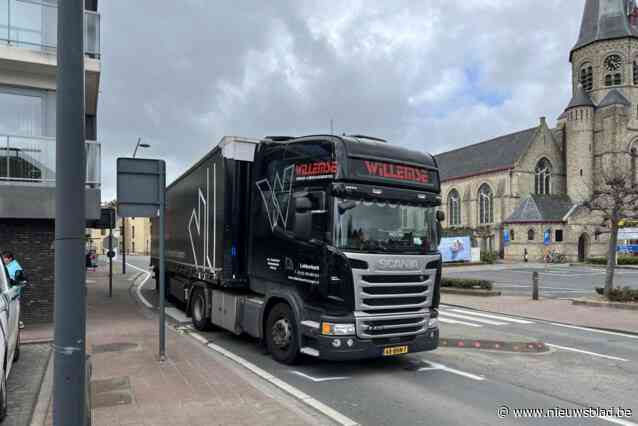 Man (20) haast zich naar bus, steekt zonder kijken over en wordt overreden door vrachtwagen: “Hopelijk kan zijn been gered worden”