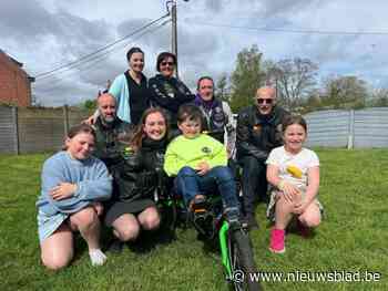 Motorvrienden rijden uit om geld op te halen voor speciale fiets voor Tibe (5), die lijdt aan erfelijke spierziekte: “Hij moet bewegen”