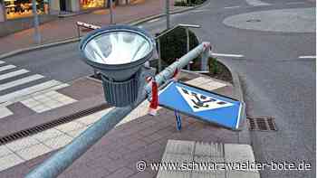 Unfälle mit Verkehrszeichen: Pferdetransporter kollidiert mit Straßenlampe