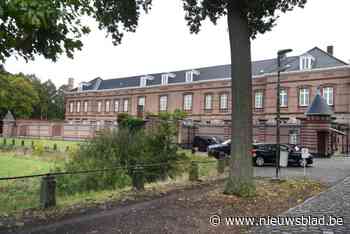 Gedetineerde ontsnapt uit strafinrichting Hoogstraten: man knoopt lakens aan elkaar, zwemt slotgracht over en is spoorloos