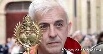 ‘Rockende pastoor’ redde nonnen, maar kwam zelf om: ‘Het vuur sloeg over op zijn gewaad en dat betekende zijn dood’