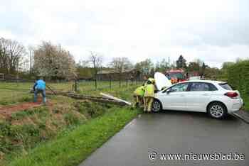 Vrouw botst tegen elektriciteitspaal