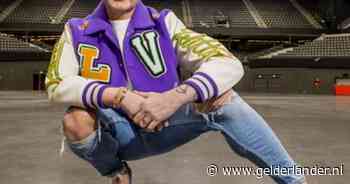 Zelfs op stiletto’s van 10 centimeter hoog wandelt Fred van Leer weg als ervaren catwalkmodel