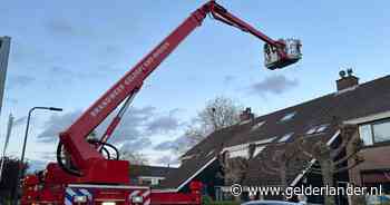 Brandweer zet hoogwerker in bij schoorsteenbrand in Rheden