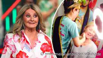 Ohrfeigen als Beauty-Behandlung: Frauke Ludowig lässt sich die Falten aus dem Gesicht schlagen