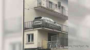 „Parkplatz“ eines Autos sorgt für Verwirrung: „Wie ist er da hingekommen?“