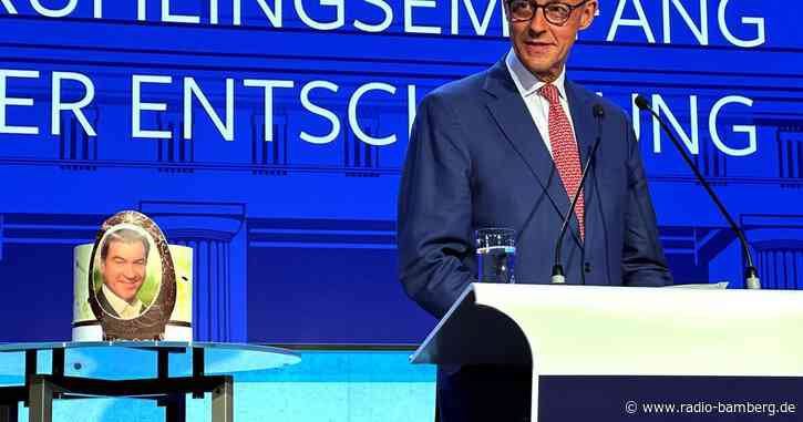 Merz mit Geschenk für JU: Söder-Konterfei als Osterei