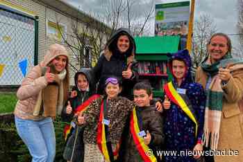 Boeken ruilen aan schoolpoort van Klavertje Vier