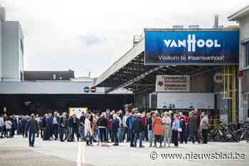 Al meer dan 500 ontslagen werknemers Van Hool ingeschreven bij VDAB: “Sommigen stonden al een uur voor openingstijd te wachten”