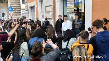 Bagno di folla per i ragazzi di Amici al negozio TIM di piazza Colonna