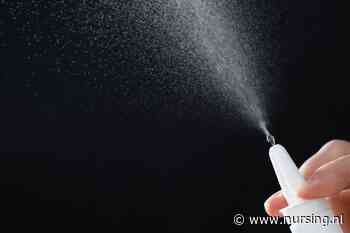 Corticoïdneusspray in de lucht spuiten of in een doekje?