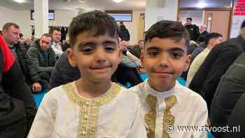 Stralende gezichten bij einde ramadan in moskee in Deventer: "Nu mogen we feesten"