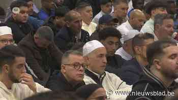2000 moslims vieren Suikerfeest in Limburghal