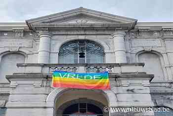 Vredesvlag siert gevel stadhuis: “Solidariteit benadrukken met onschuldige slachtoffers in Gazastrook”