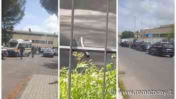 Uomo armato di spranga fuori da una scuola. Liceali costretti a barricarsi all'interno