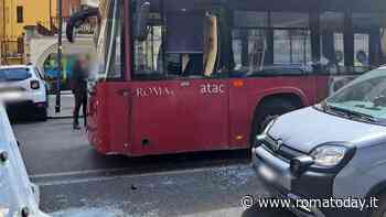 Pedone litiga con l'autista e spacca il finestrino dell'autobus