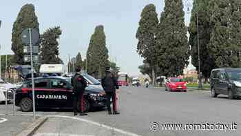 Turista inglese aggredisce barista e gli lancia una sedia contro