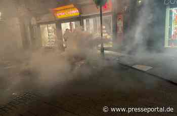 FW Celle: Feuer droht auf Gebäude überzugreifen - Müll brennt in der Altstadt