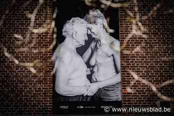 Portretten van mensen met borstkanker aan gevel van Oud-Gasthuis. “De foto’s tonen dat er nog een leven is na borstkanker.”