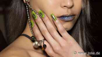 Matcha Chrome Nails: So gelingt das Nagel-Design