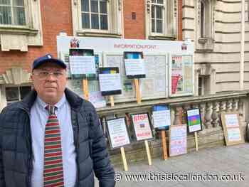 Roma Travellers protest outside Greenwich Council offices