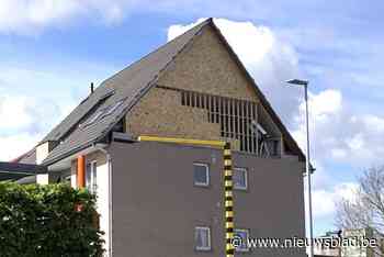 Twee dagen na windhoos werd flatgebouw opnieuw vrijgegeven en is topgevel al dichtgetimmerd
