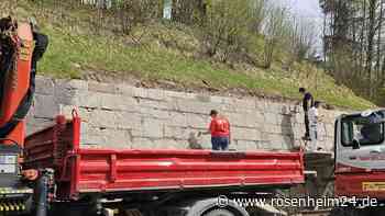 Stützmauer an St2097 wird saniert: Wie lange die Baustelle dauert und was sie kosten wird