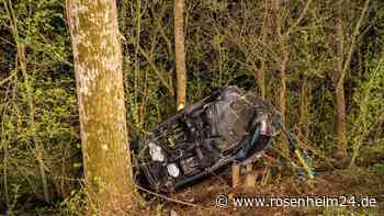 Horror-Unfall in Bayern: 240PS-Audi fliegt gegen Baum – Fahranfänger in Lebensgefahr