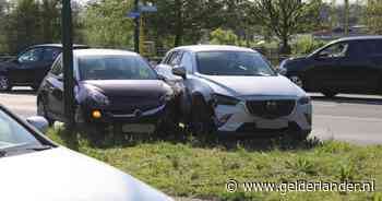 Twee auto’s botsen tegen elkaar in Veenendaal tijdens de spits